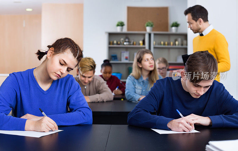 教师监控studentsâ考试期间的工作，考试期间在课堂上进行